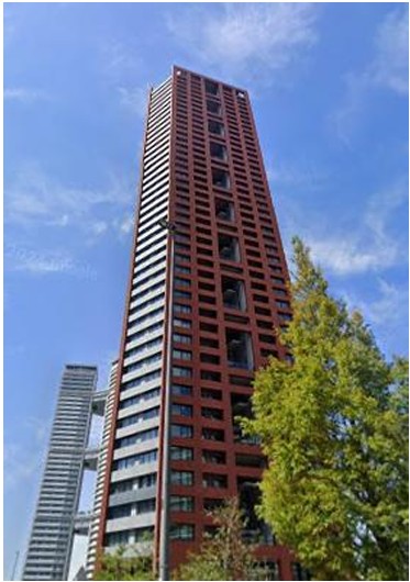 I TOWER(アイタワー)は、福岡県福岡市東区香椎照葉三丁目に建つ地上45階、高さ149.47ｍ、総戸数285戸の超高層タワーマンションです。立地は、アイランドシティ中央公園の東側に位置しています。 専有面積は58.73㎡～111.68㎡、間取りは2LDK～4LDK、共用施設にはエントランスホール、多目的ルーム、キッズルーム、アイマルシェ、カルチャールーム、スタディルームが入っており、19階にスカイラウンジ、ゲストルーム、更に建物の4層ごと、合計11カ所に共用の屋外リビングテラス「コミュニティガーデン」が配置されています。 外観デザインは、外観カラーを発展を続ける街“福岡”をイメージし、エネルギッシュな赤茶系色を採用、敷地内には、敷地東側に面積約2,000㎡、桜の木を植樹した遊歩道や、芝生スペースが広がる「アイパーク」が整備されています。