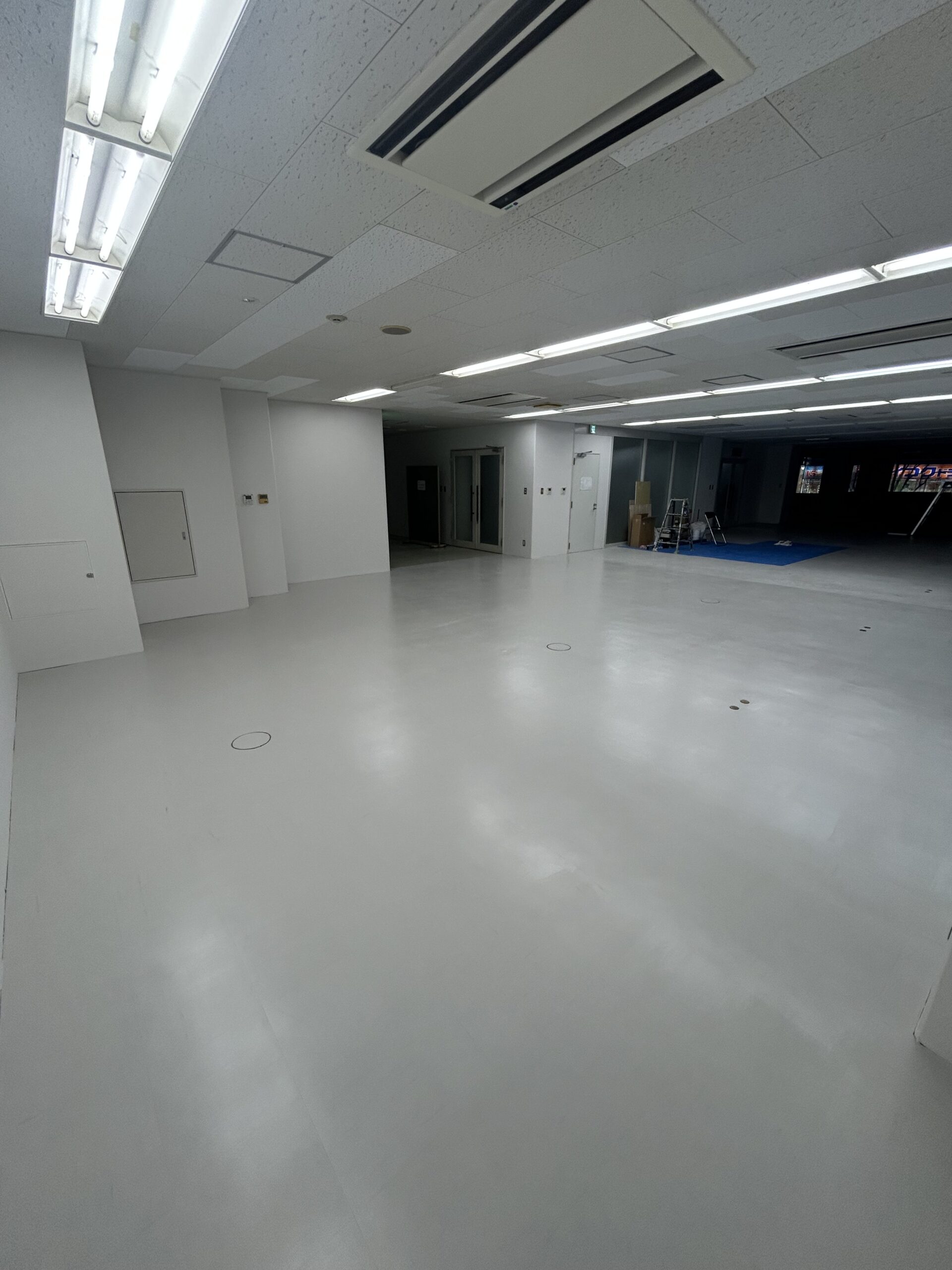 ソラリア天神　岩田屋三越の原状回復工事 ・隣室との間仕切撤去 ・天井ジプトン張替え ・壁面塗装 ・床Pタイル張り